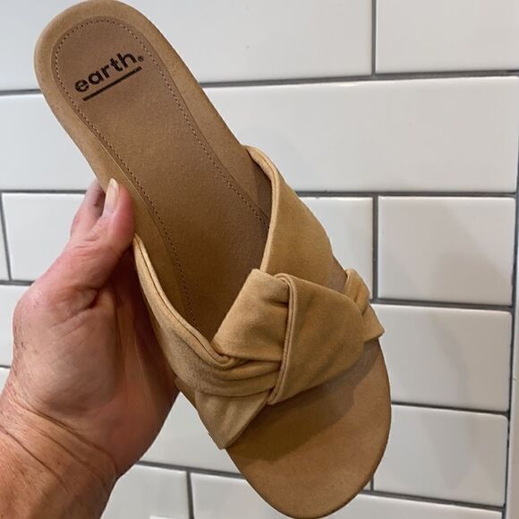 Earth Slip on Ecru Aida Suede Slide waccent😱😭😭 - Picture 8 of 12